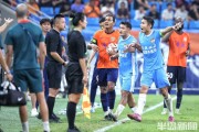 雨中一分不解渴！青岛海牛主场与河南队打平，李霄鹏赛后委婉批外援“不严谨”